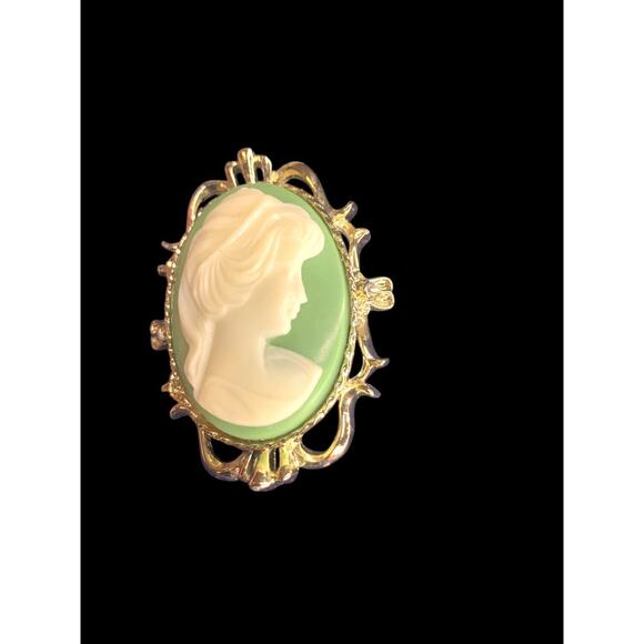 Vintage Signed Gerrys Brooch Pin Cameo White on Green Goldtone 2.25" x 1.5" - Picture 2 of 7